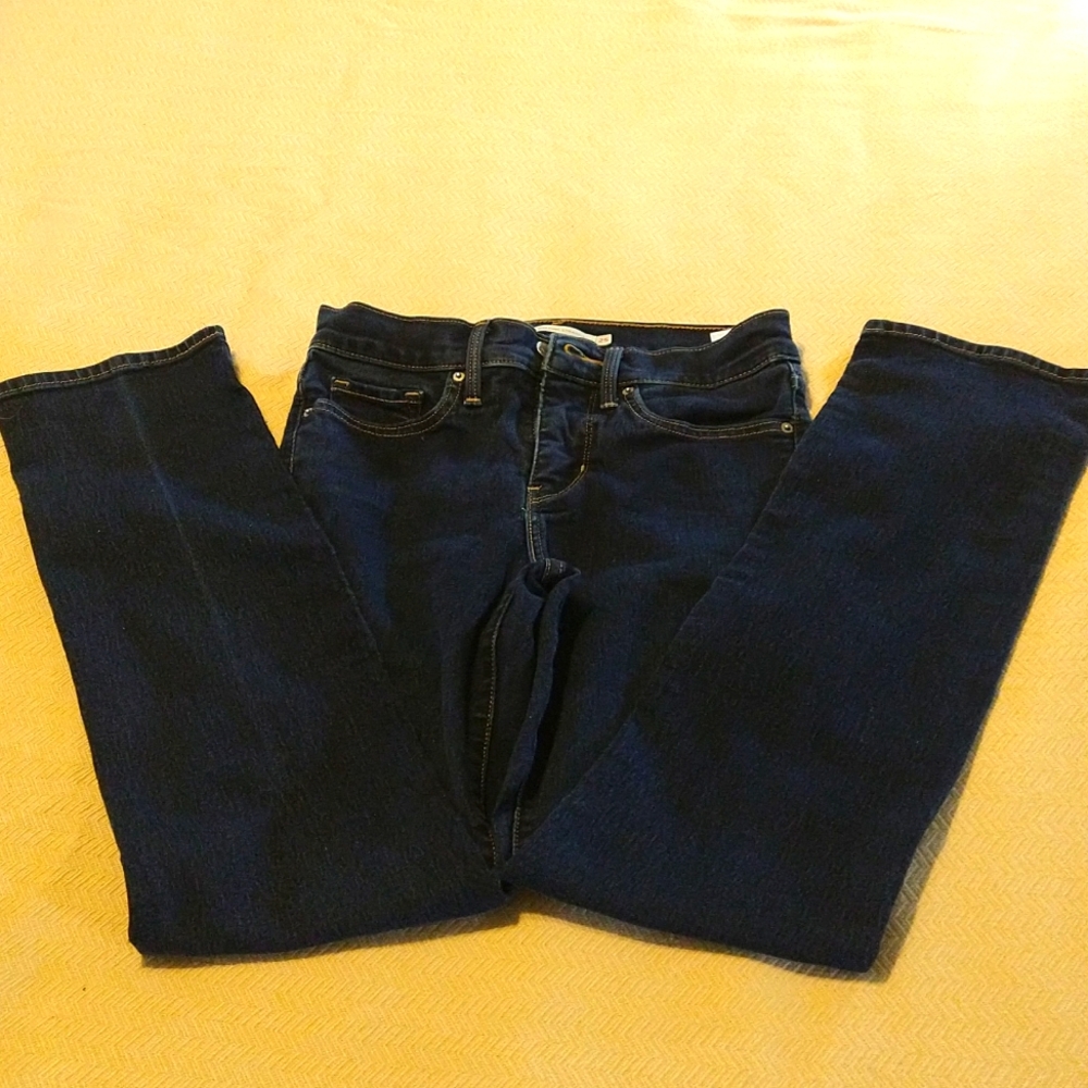 Levi's 314 Shaping straight leg women's jean. Size 25